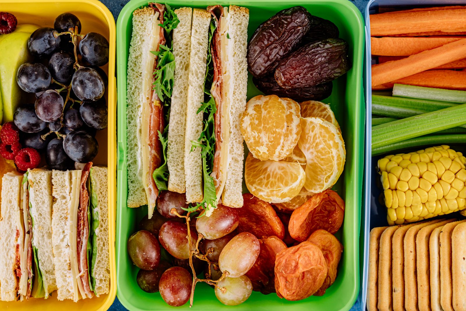 Zdrowy lunchbox dla dziecka z warzywami, owocami i kanapkami – drugie śniadanie do szkoły