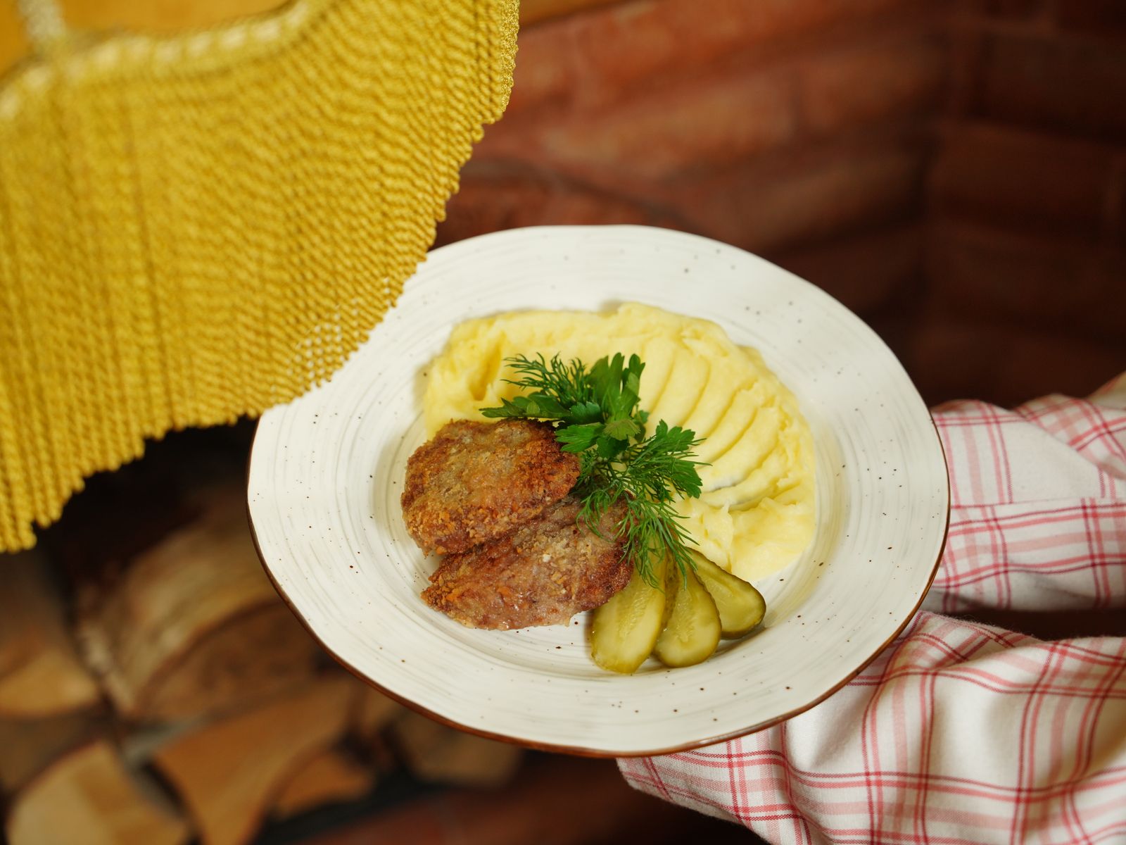 Pulpety mięsne podane z puree ziemniaczanym i ogórkiem